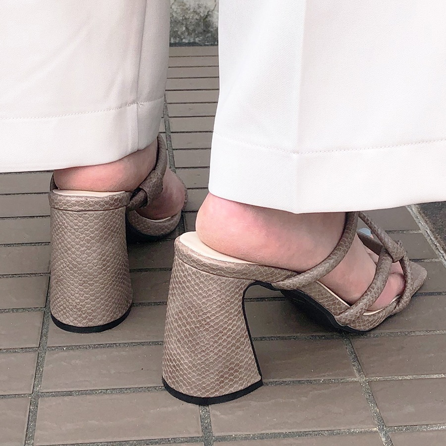 クロコクロスストラップミュール