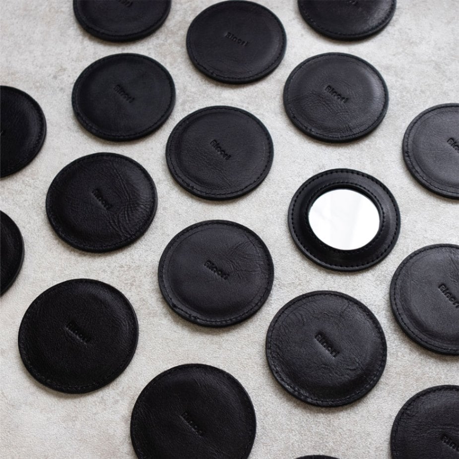 小さなまるい革の手鏡