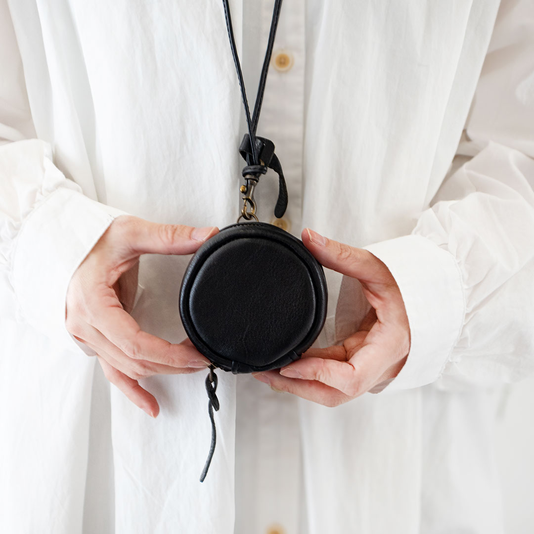 ぶら下げる小さな丸ポーチ　厚みがあるアイテム向け （アクセサリーケース ）MARUポーチ　*ストラップ別売