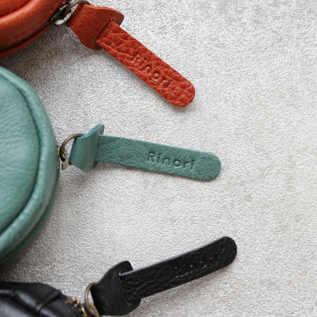 ぶら下げる小さな丸ポーチ　厚みがあるアイテム向け （アクセサリーケース ）MARUポーチ　*ストラップ別売