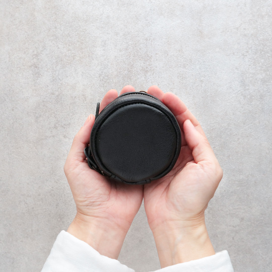 ぶら下げる小さな丸ポーチ　厚みがあるアイテム向け （アクセサリーケース ）MARUポーチ　*ストラップ別売