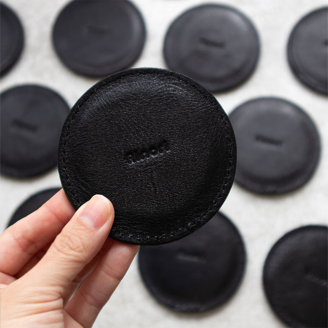 小さなまるい革の手鏡