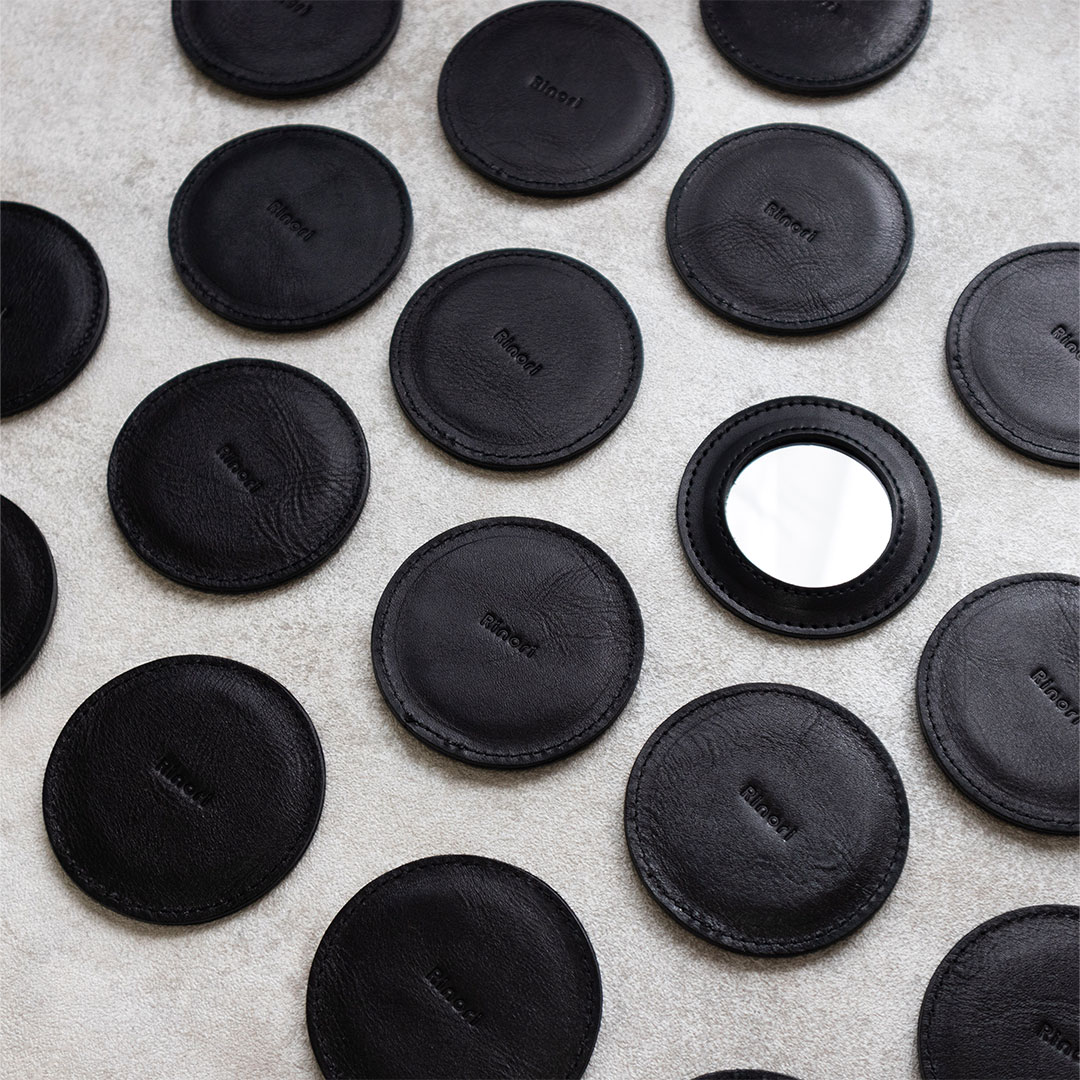 小さなまるい革の手鏡