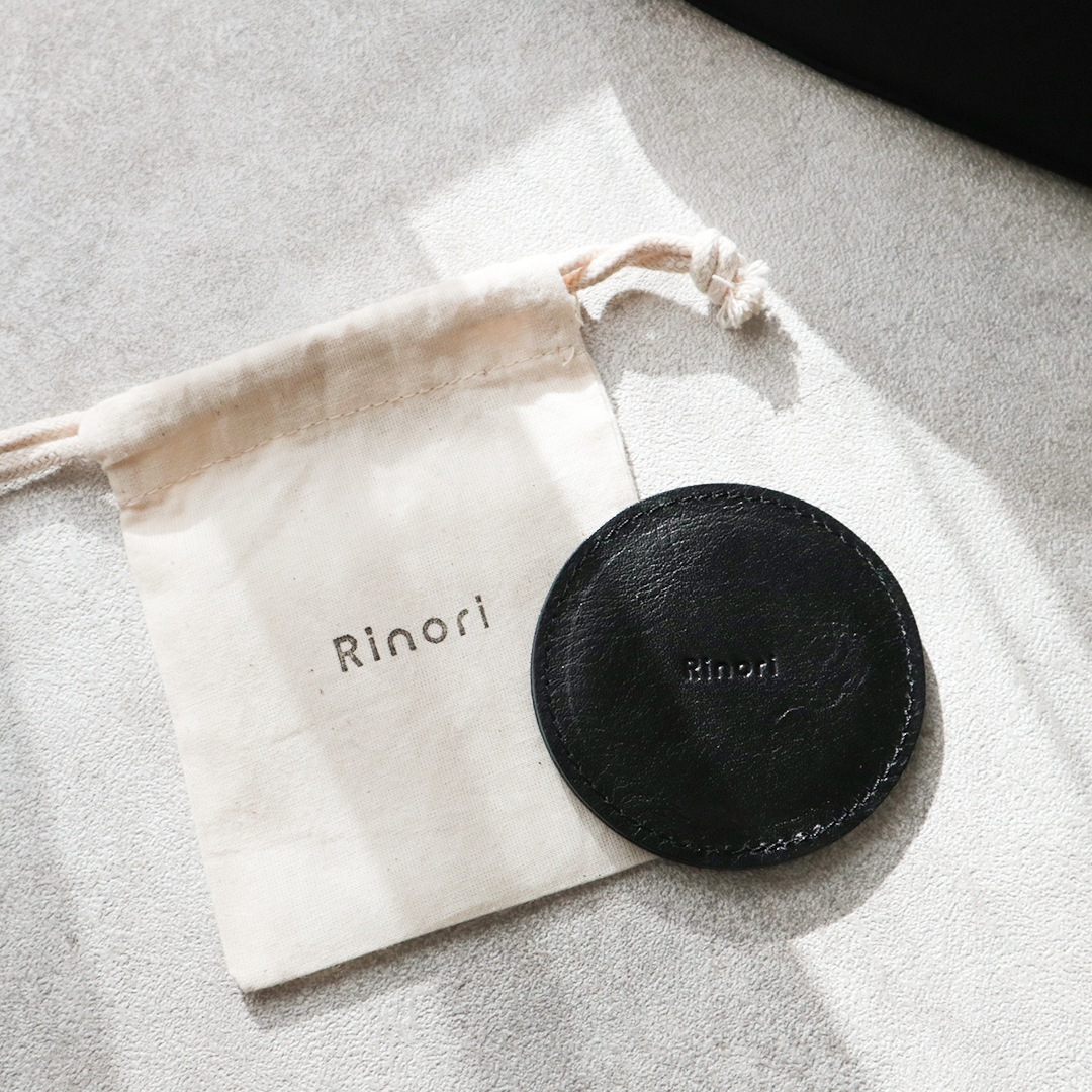 小さなまるい革の手鏡