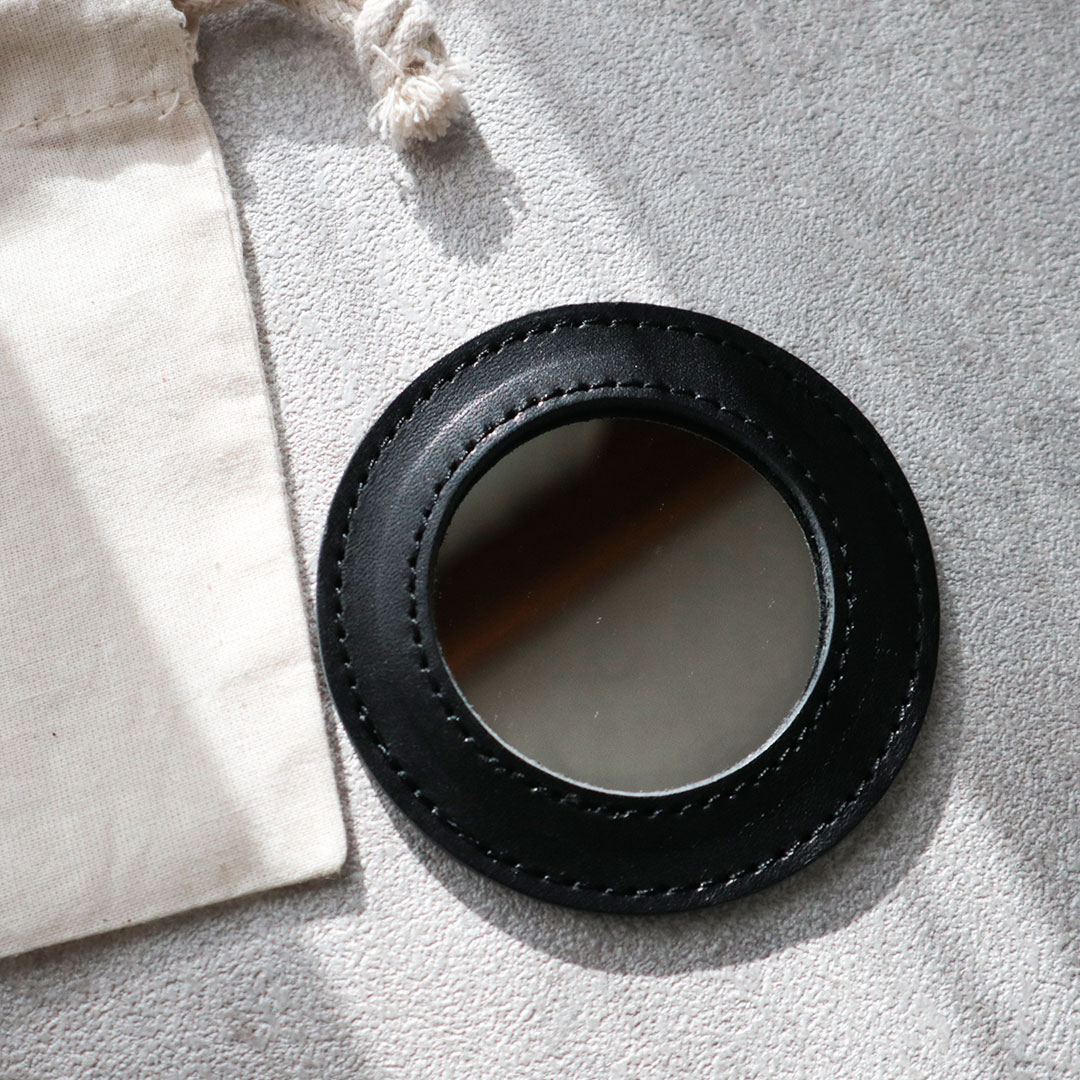 小さなまるい革の手鏡