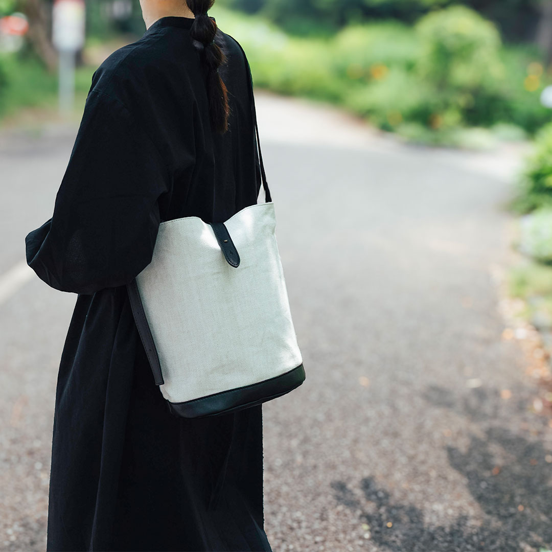 長財布が入る リネン×本革 バケツバッグ
