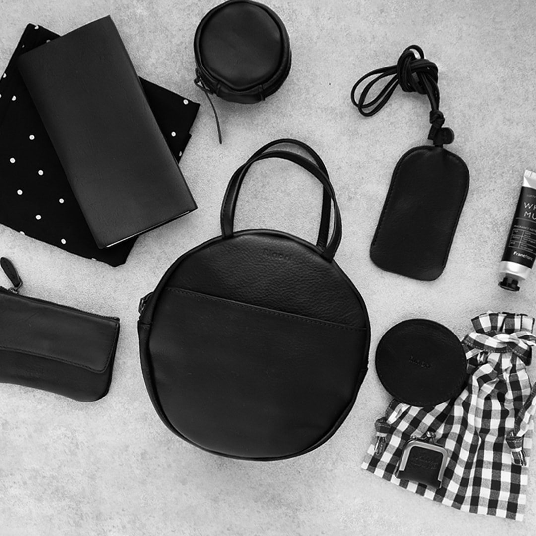 抜け感をプラスする ラフサークル型 ミニハンドバッグ