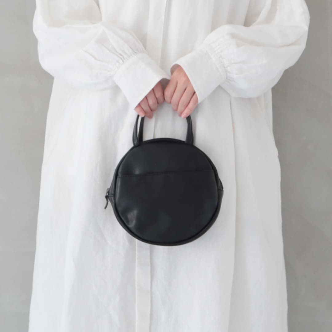 抜け感をプラスする ラフサークル型 ミニハンドバッグ
