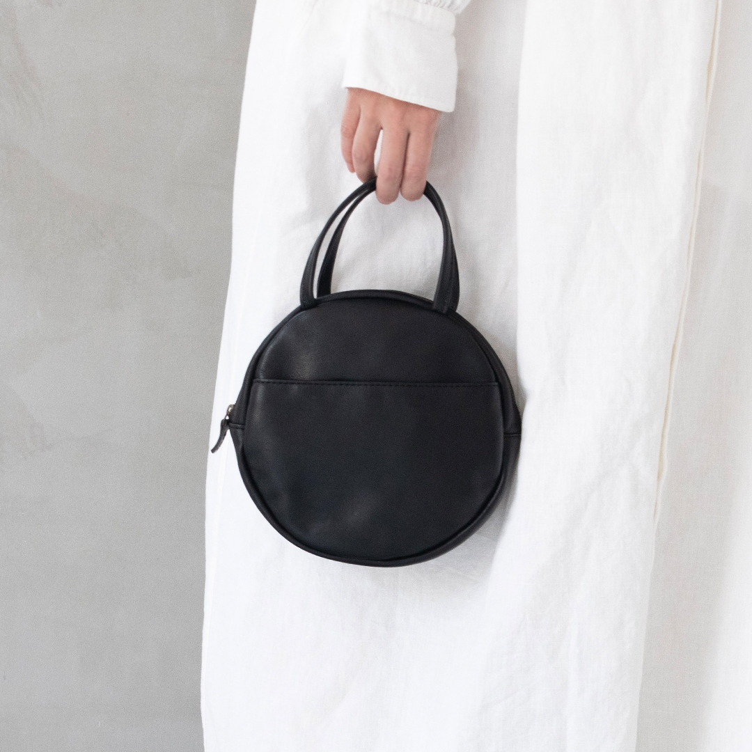 抜け感をプラスする ラフサークル型 ミニハンドバッグ
