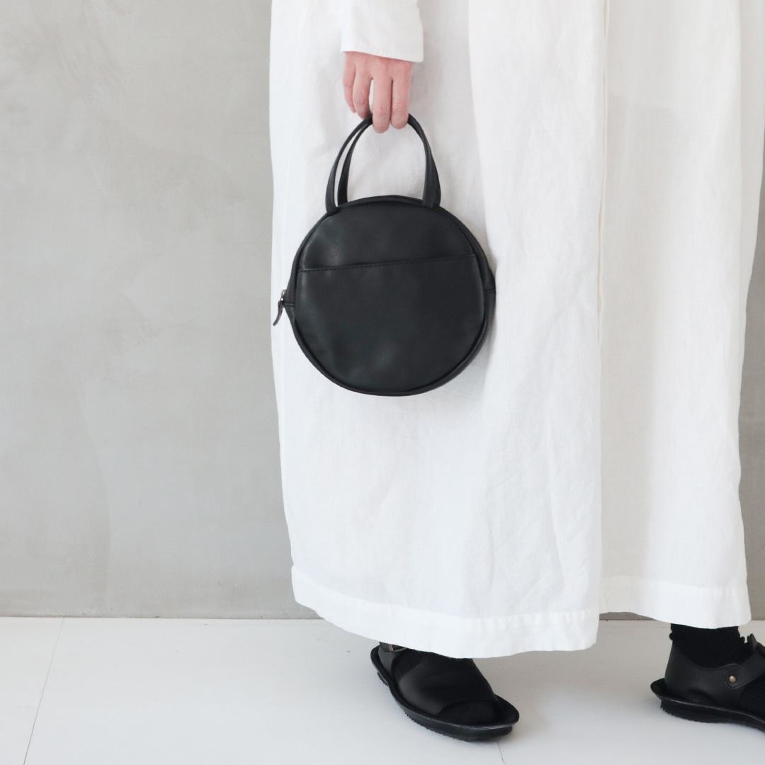 抜け感をプラスする ラフサークル型 ミニハンドバッグ