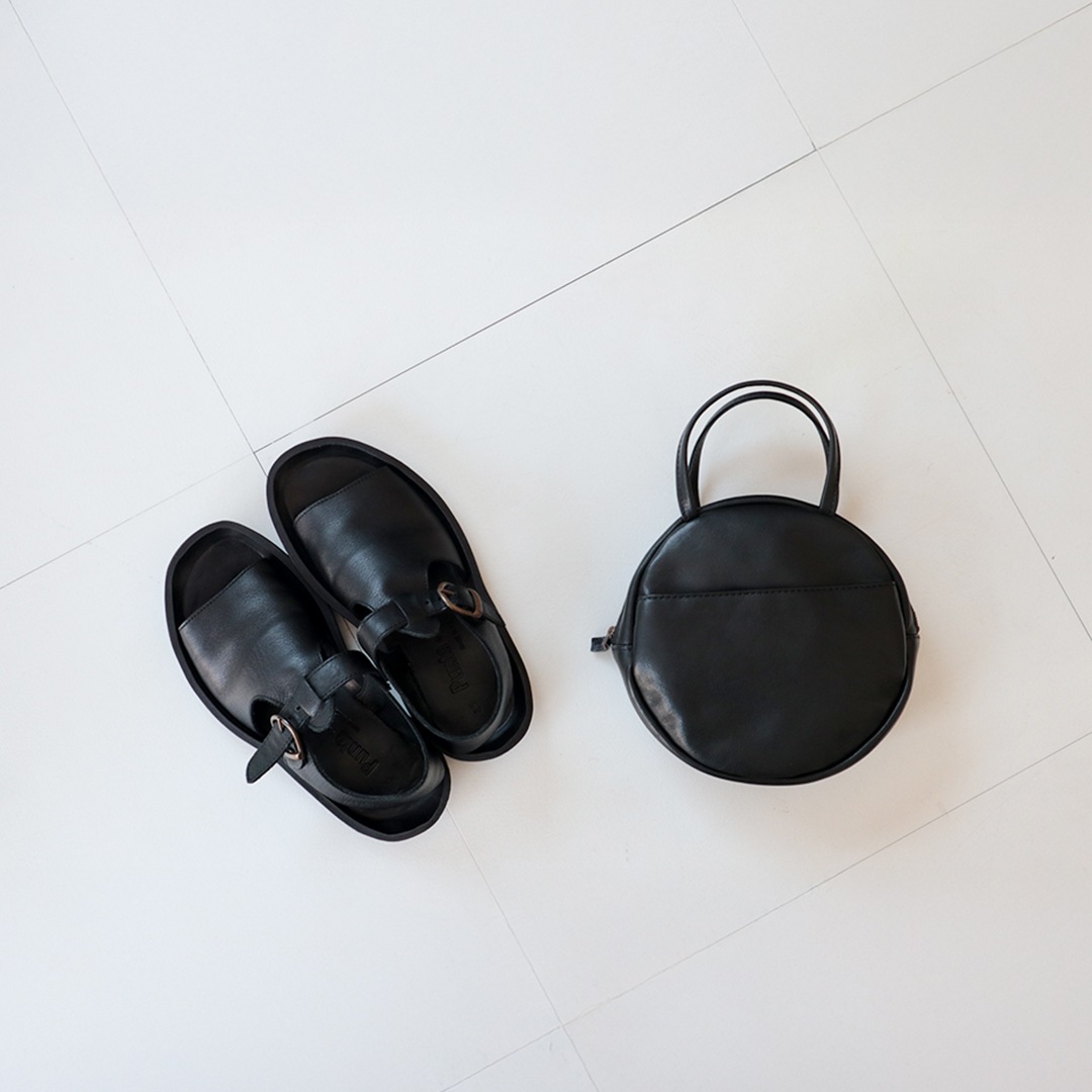 抜け感をプラスする ラフサークル型 ミニハンドバッグ