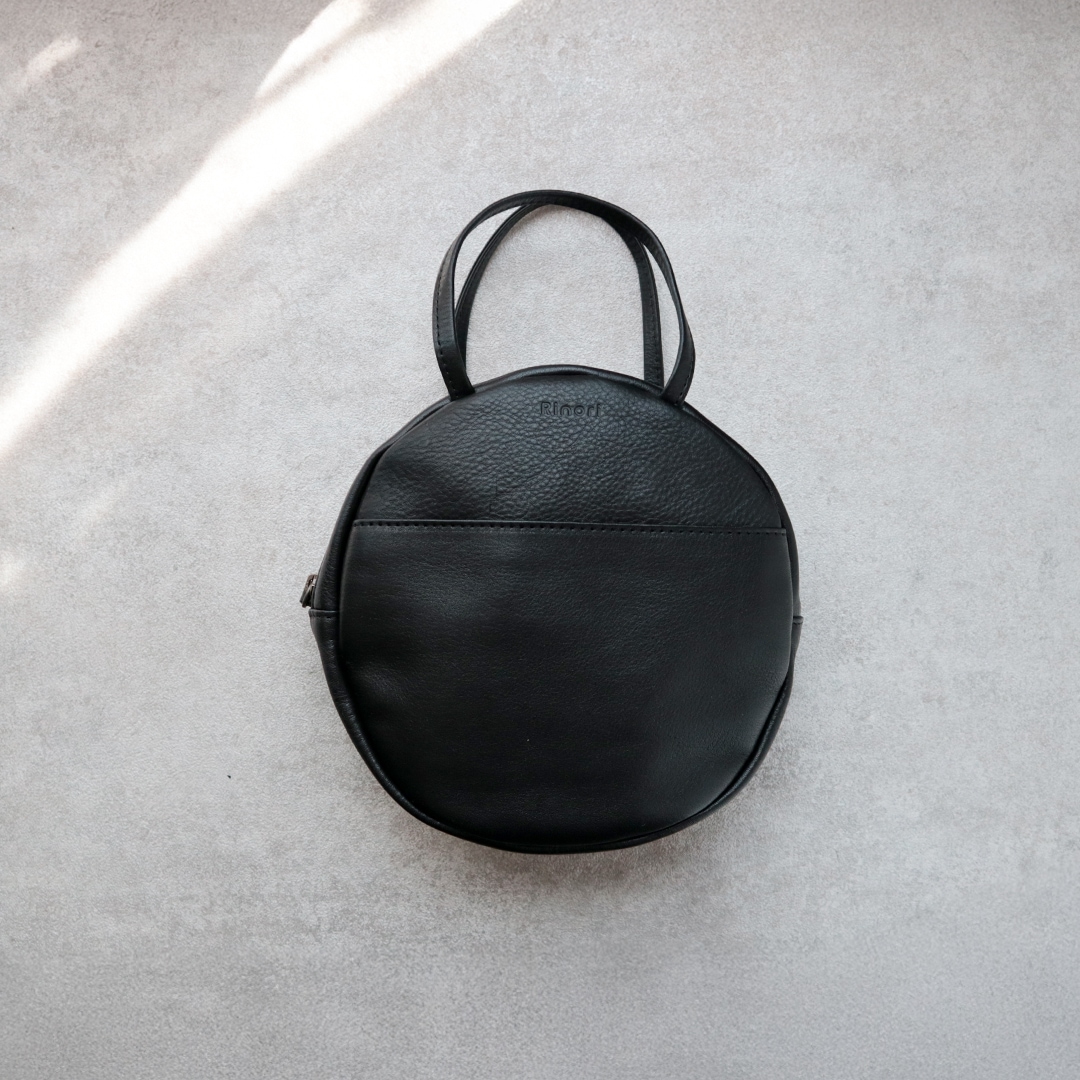 抜け感をプラスする ラフサークル型 ミニハンドバッグ