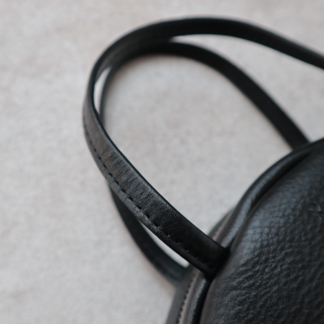 抜け感をプラスする ラフサークル型 ミニハンドバッグ