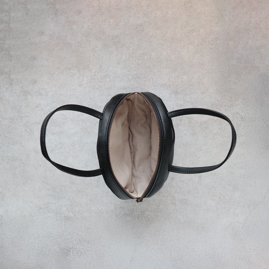 抜け感をプラスする ラフサークル型 ミニハンドバッグ