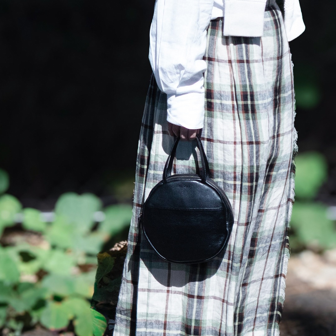 抜け感をプラスする ラフサークル型 ミニハンドバッグ