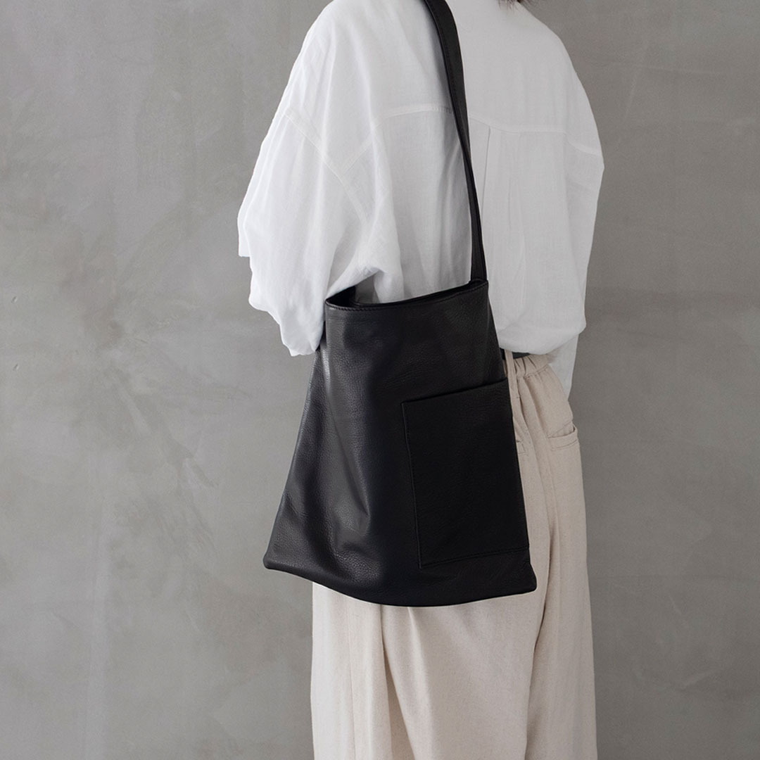 「暮らす」に寄り添う 外ポケット付きソフトレザー3waybag [ai&meg]