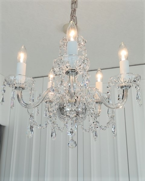 ボヘミアンクリスタルシャンデリア | ラグジュアリーに眠るベッド