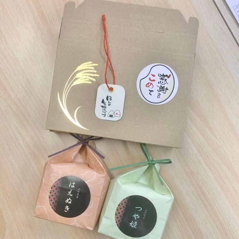 【特注品　2合米2個入タグ付き】持ち手箱入りお米手土産 山形県産つや姫（グリーン）＆山形県産はえぬき（オレンジ） 手提げ袋付き　ラベル：ほんの気持ちです　タグ：T02感謝を米て
