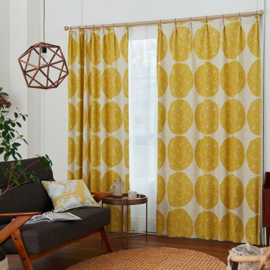 植物柄と大きなドットがかわいらしいデザイン 遮光カーテン 形態安定