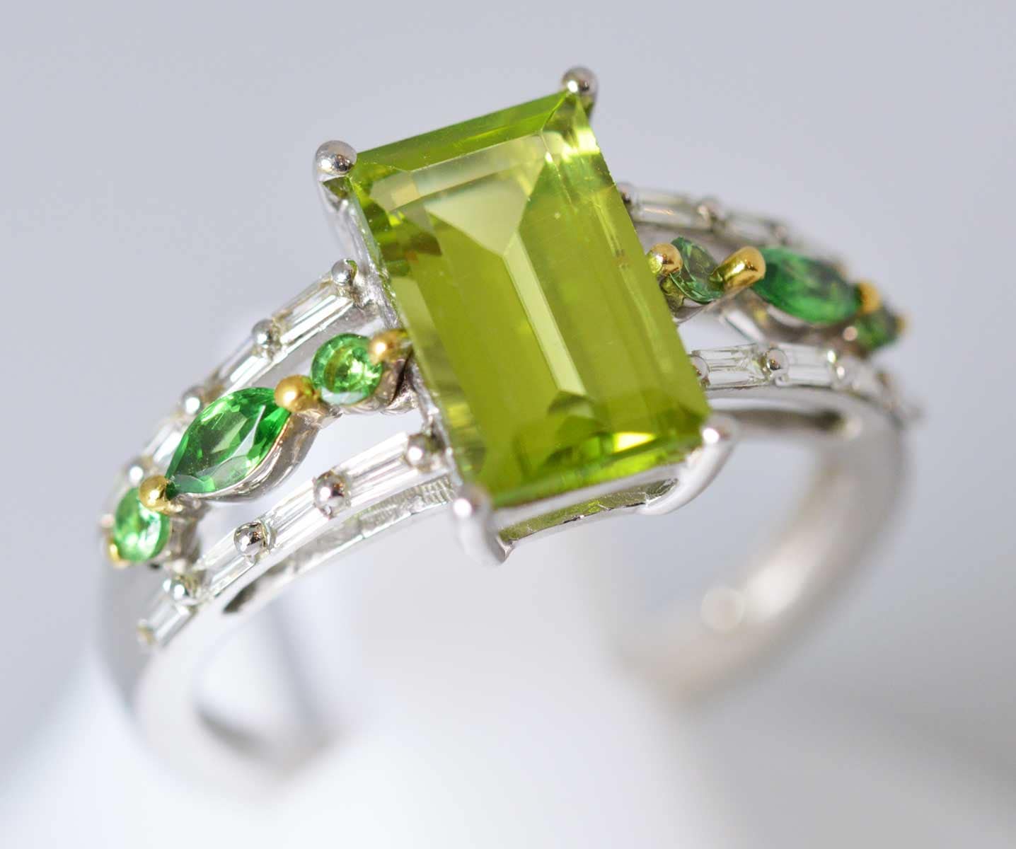 ジュエリー ノンブランド Ｋ18WG ホワイトゴールド ペリドット1.90ct ダイヤ リング 12号 ノンブランドジュエリー 6057