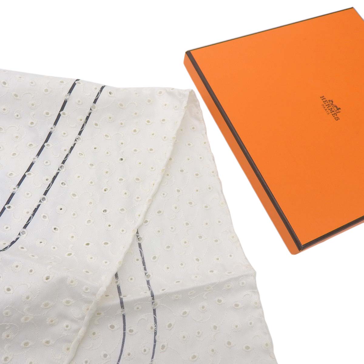 エルメス HERMES カレ70 スカーフ BRIDES de GALA 式典用馬勒 イングリッシュ エンブロイダリー シルク100 ブラン×ノワール 2023春夏 4390