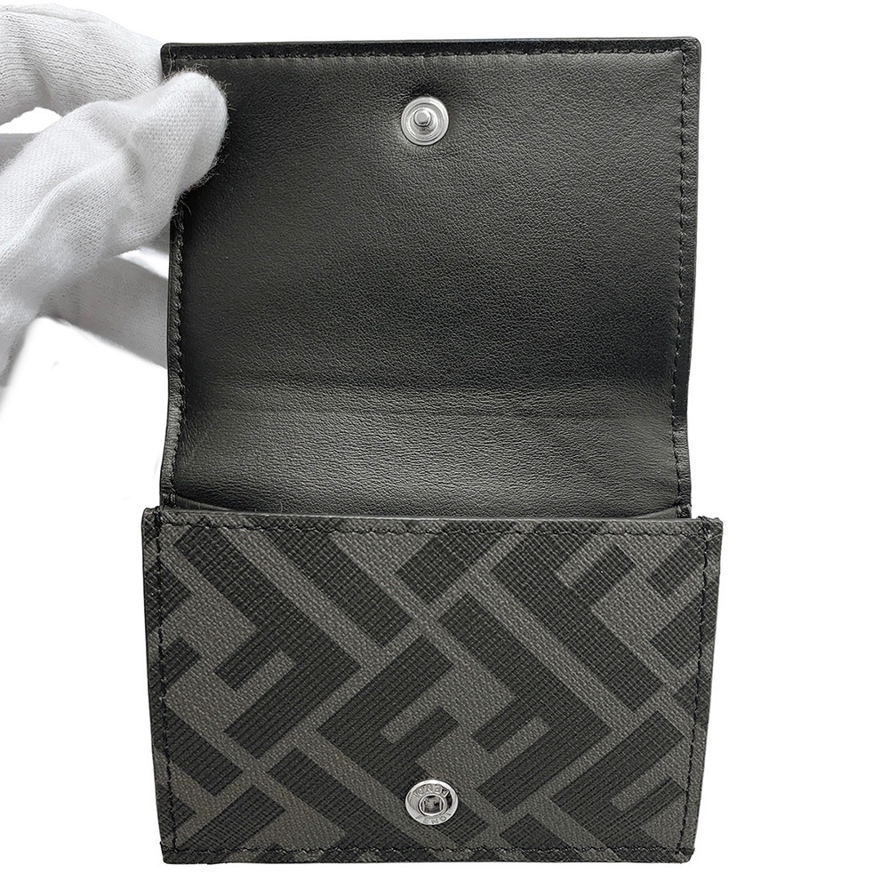 フェンディ FENDI ダイアゴナル ズッカ柄 三つ折財布 コンパクトウオレット レザー×PVC メンズ レディース  2091