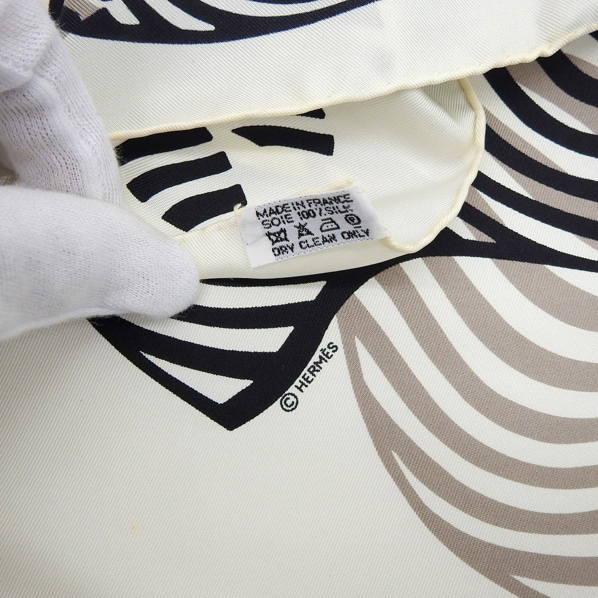 エルメス HERMES カレ90 ONDE DE CHIC 洗練の波 スカーフ シルク ホワイト×ブラック×グレー レディース 4593