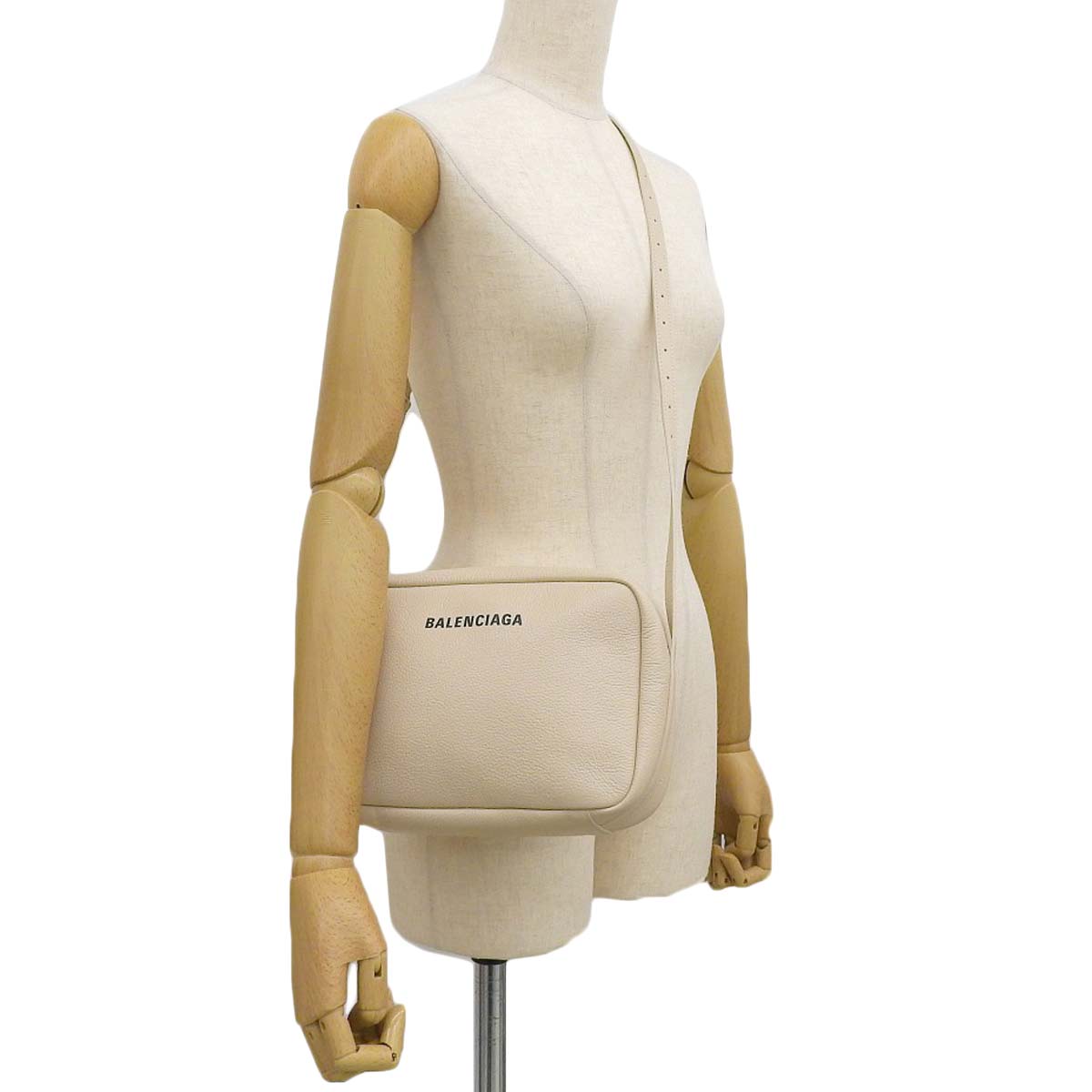 バレンシアガ BALENCIAGA カメラバッグ ミディアムM エブリディ ショルダーバッグ  レザー ベージュ系 シルバー金具 レディース 679267 4281