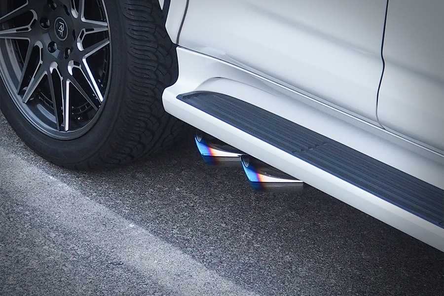 【即納商品！】ランドクルーザー 300 3.5L 4WD ガソリン車 ZX DTMサイドエキゾーストシステム 4本出しマフラー チタンブルータイプ