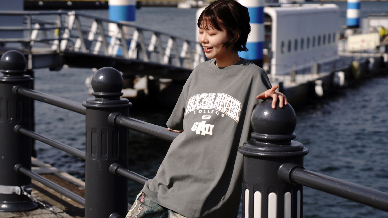 MOCHA RIVER College Logo T-shirt STONE GREEN