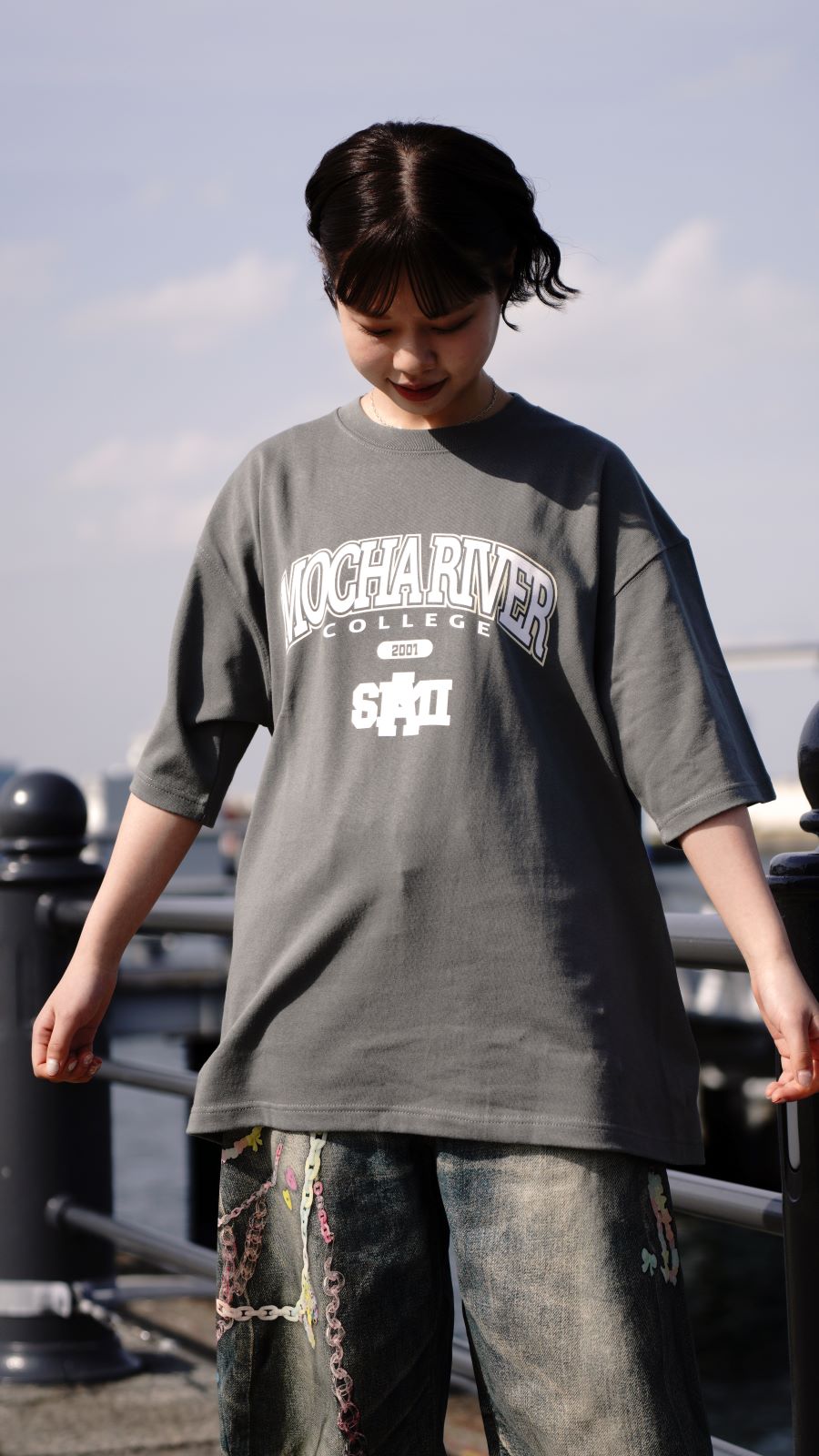 MOCHA RIVER College Logo T-shirt STONE GREEN