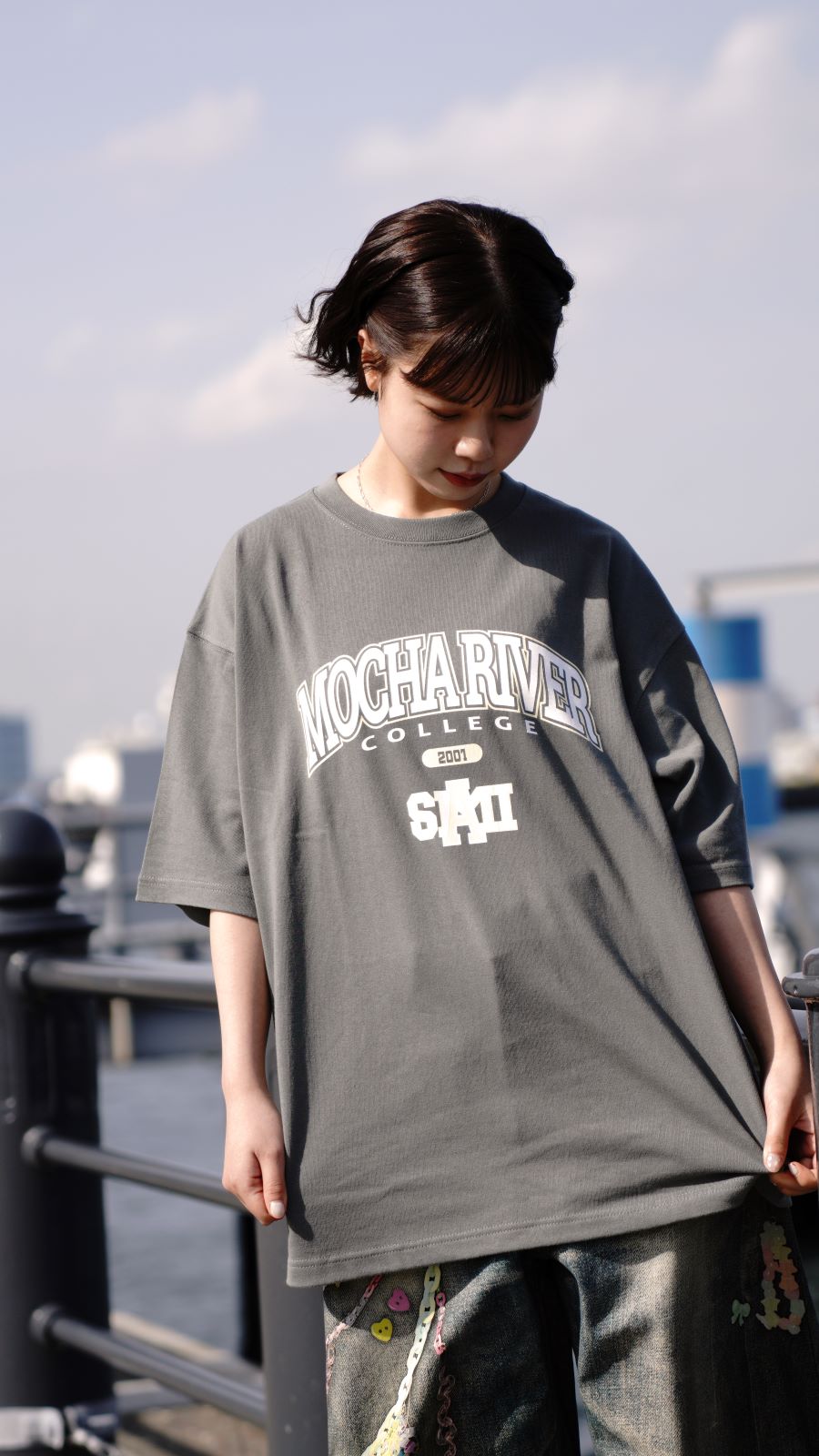 MOCHA RIVER College Logo T-shirt STONE GREEN