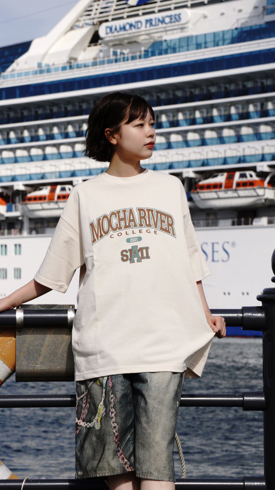 MOCHA RIVER College Logo T-shirt VINTAGE NATURAL