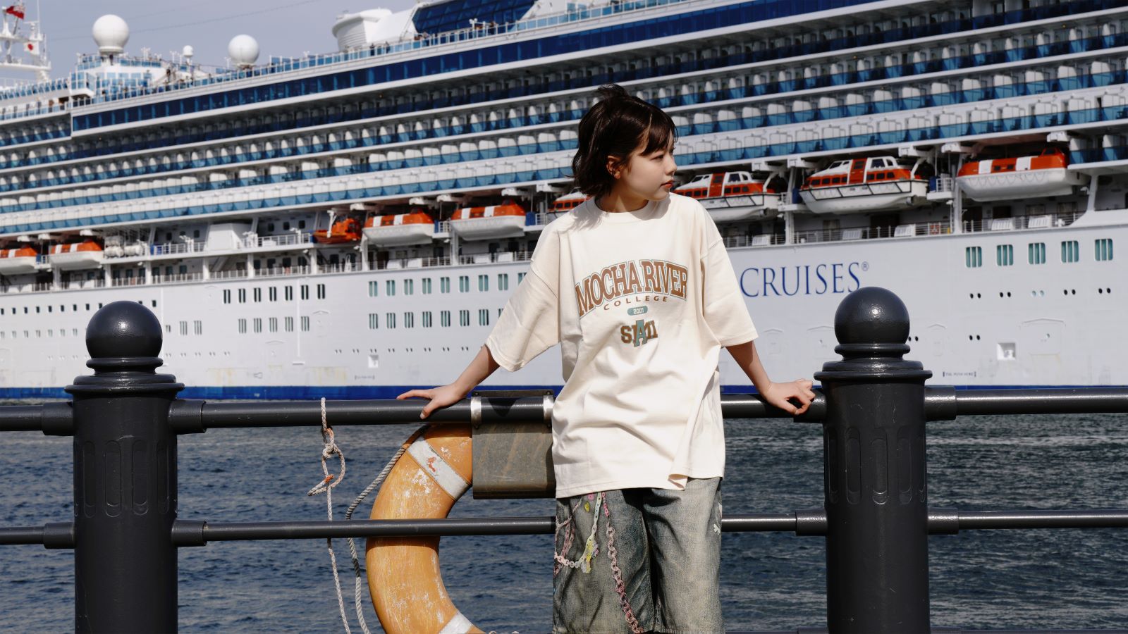 MOCHA RIVER College Logo T-shirt VINTAGE NATURAL