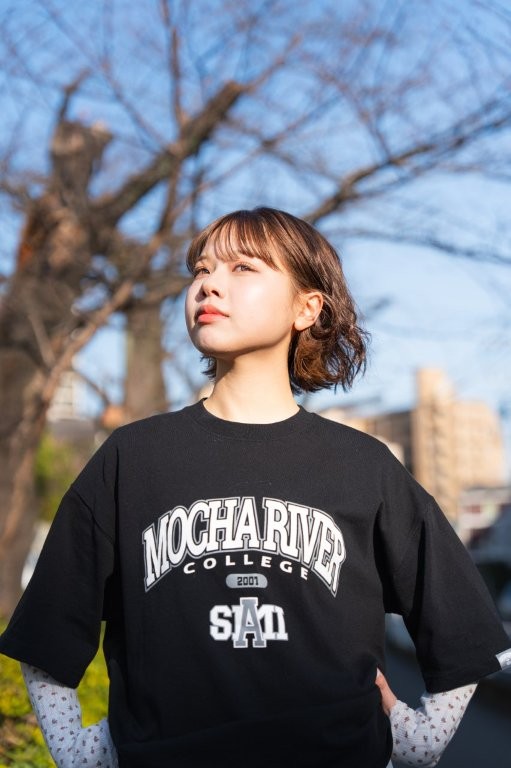 MOCHA RIVER College Logo T-shirt BLACK