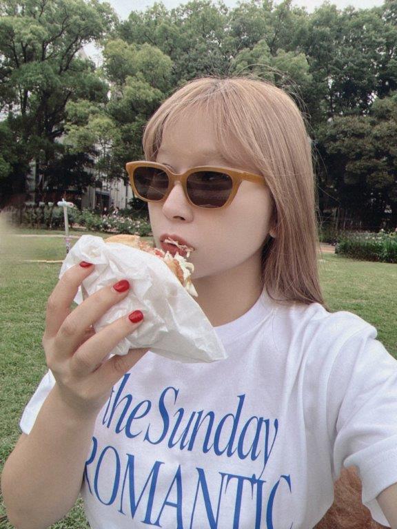 THE SUNDAY ROMANTIC TEE