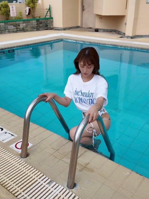 THE SUNDAY ROMANTIC TEE