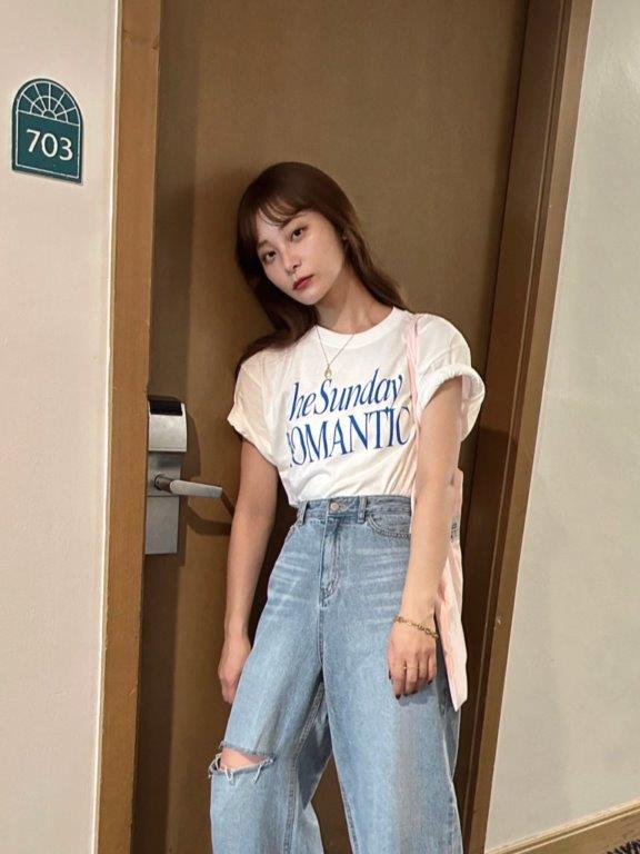 THE SUNDAY ROMANTIC TEE