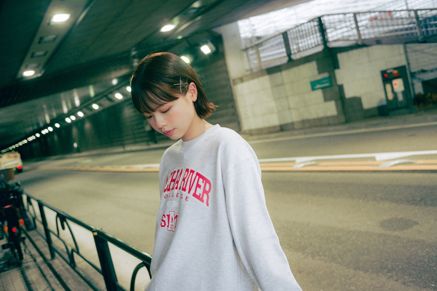 MOCHA RIVER College Logo Sweatshirt GRAY