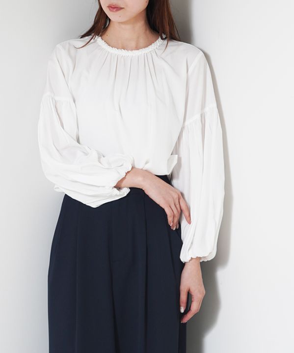 ネックフリルブラウス