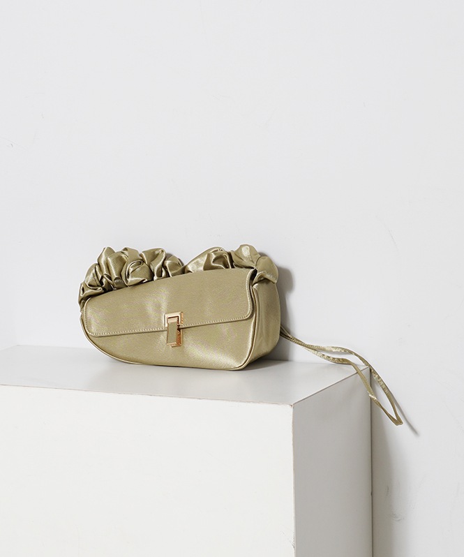 Frill handle clutch
