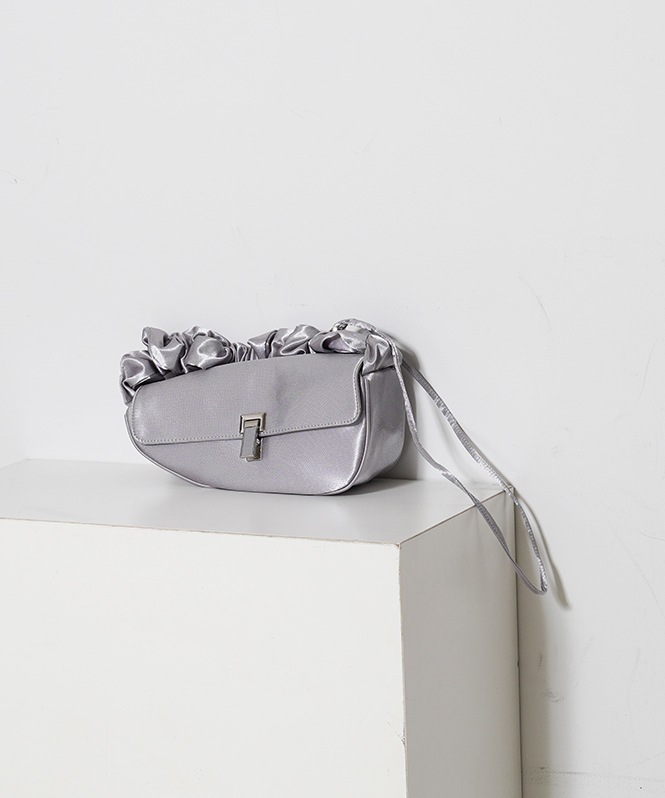 Frill handle clutch