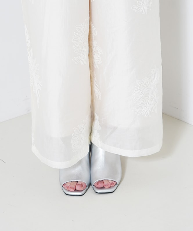 ブライト刺繍ライトパンツ