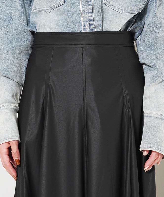 ファイクレザーフレアスカート