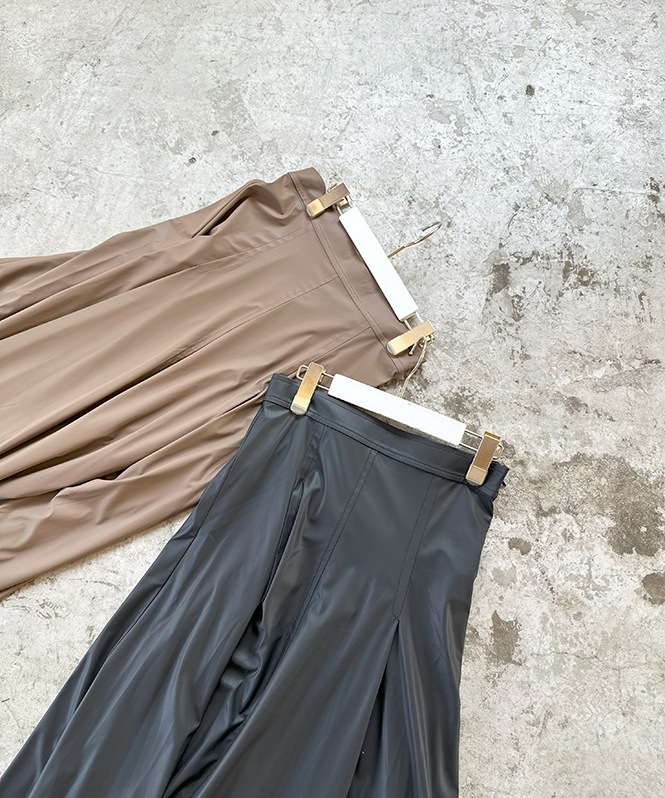 ファイクレザーフレアスカート