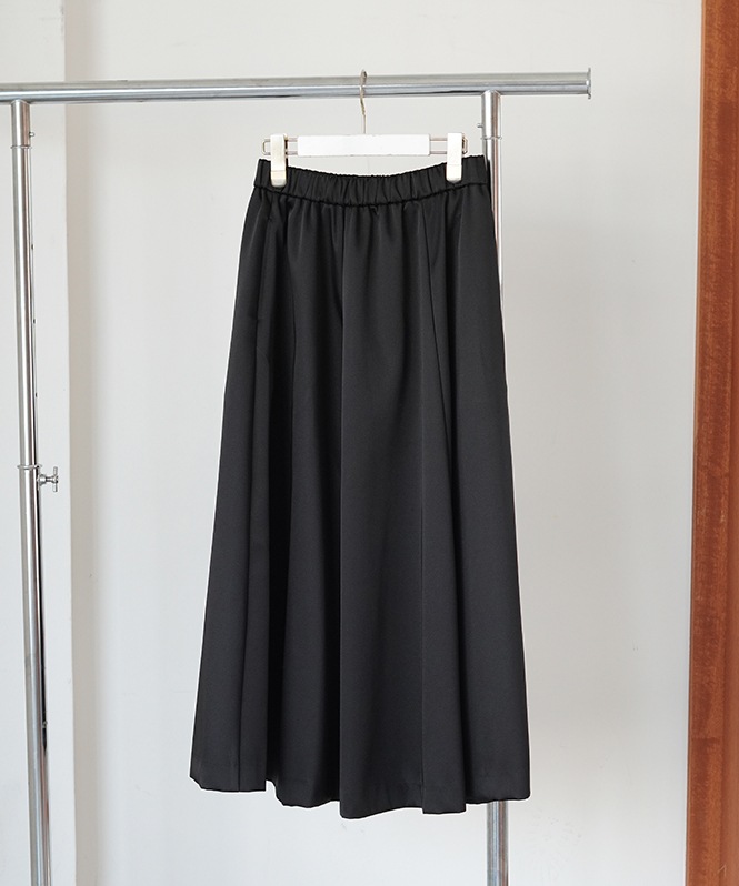 サテンサーキュラースカート