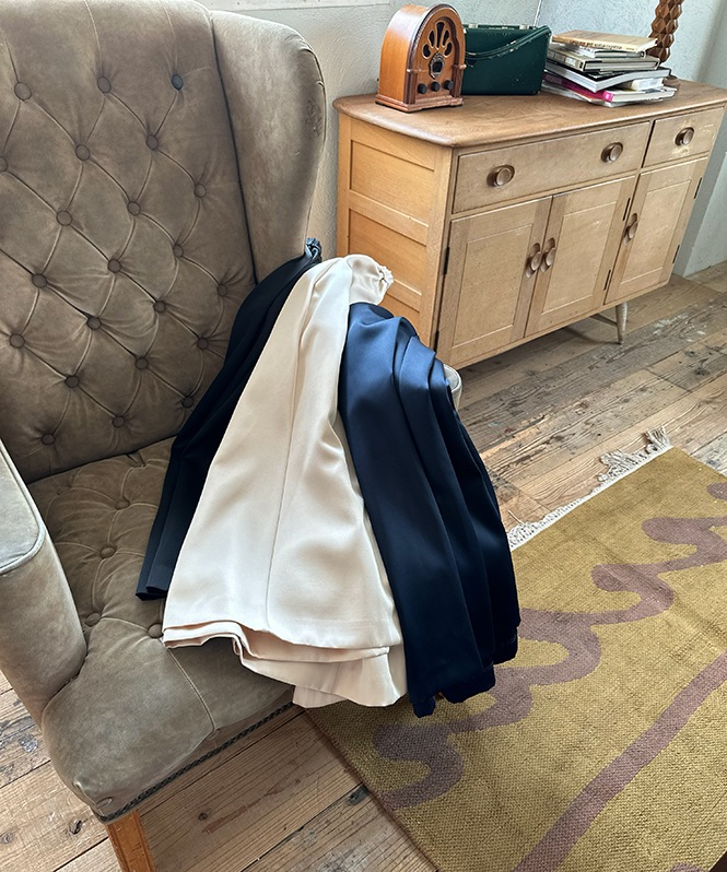 サテンサーキュラースカート