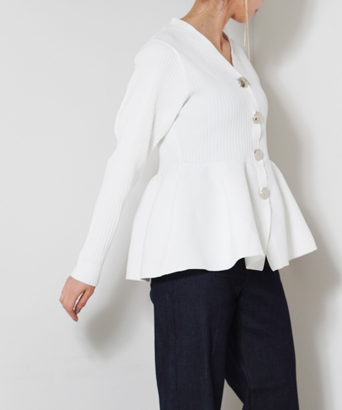 ニュアンスボタン付きペプラムニットカーディガン