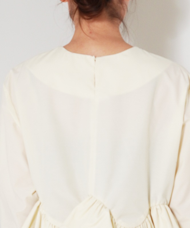 ウェービーラッフルブラウス