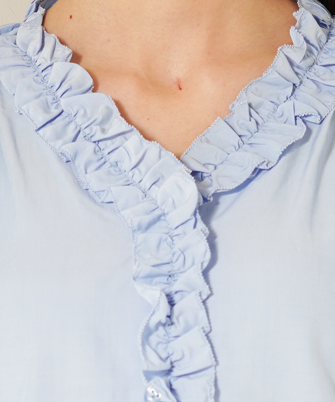 センターフリルブラウス